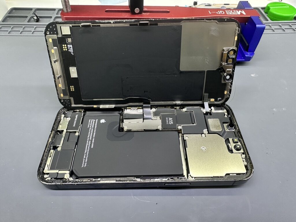 Ремонт iPhone 16 Pro в сервисе iFresh.One — фото процесса