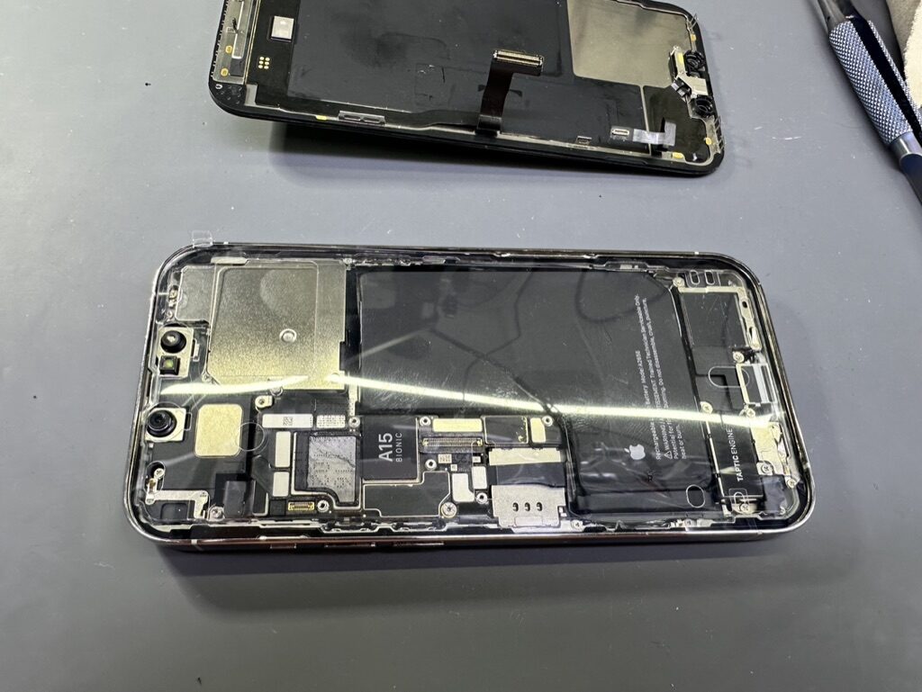 Ремонт iPhone 16 Pro Max в сервисе iFresh.One — фото процесса