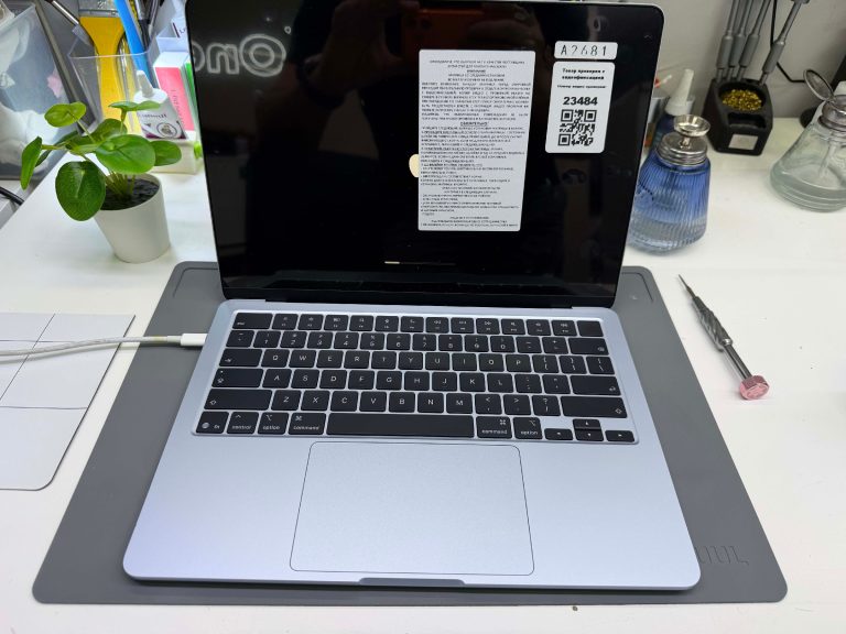 Замена матрицы MacBook Air 13 M5 — макбук собран, первое включение