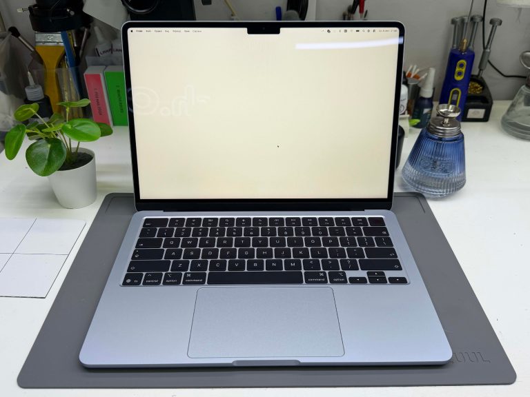 Замена матрицы MacBook Air 13 M5 — на белом фоне проверяем чистоту выполнения работы