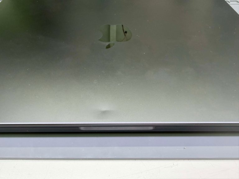 MacBook Pro 14 M5 — вмятина на крышке до выпрямления