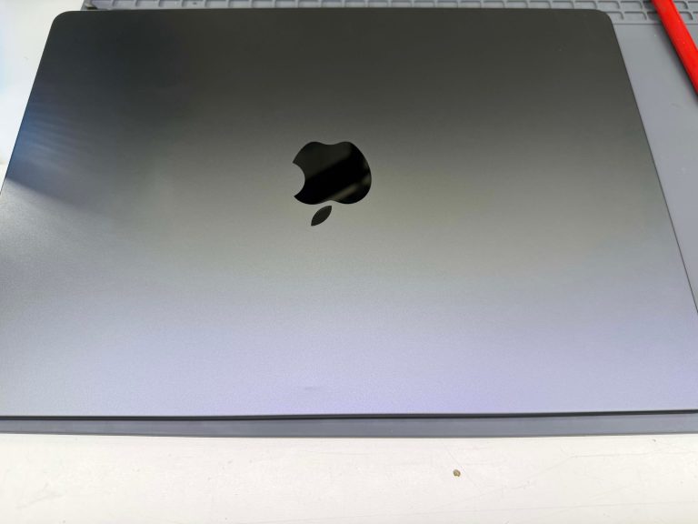 MacBook Pro 14 M5 — вмятина на крышке после правки